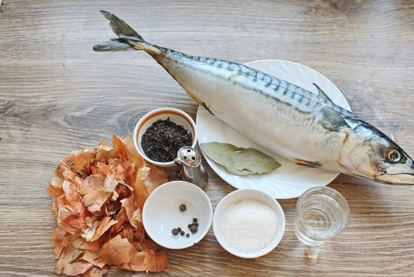 1. Этап. Скумбрия в бутылке как копченая: Подготовьте все необходимые ингредиенты для приготовления скумбрии в бутылке как копченая. Нам понадобится чистая полиэтиленовая бутылка объемом 1.5-2 литра.