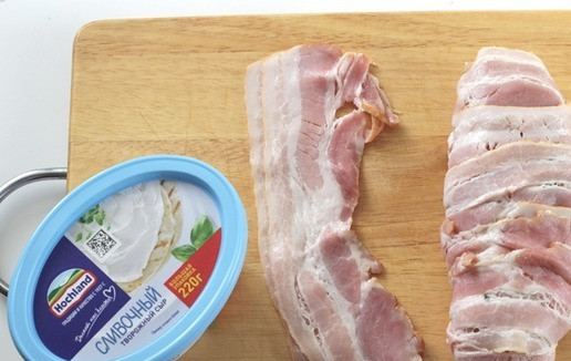 1. Этап. Фаршированная куриная грудка в беконе: Запеленать грудку ломтиками бекона.