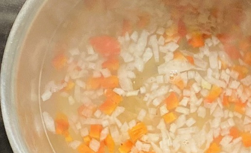 1. Этап. Кускус По-австралийски: Нагреть куриный бульон (воду) на среднем огне, добавить мелко нарезанный 1 зуб. чеснока, мелко нарезанный лук, 1 чайную ложку тмина, соль по вкусу (если бульон соленый не добавлять соль) доведите до кипения -не кипятить