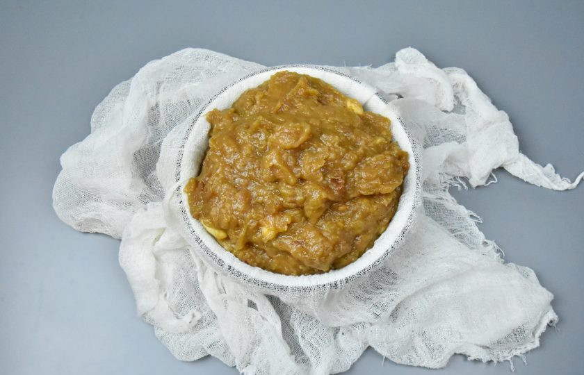 1. Этап. Яблочный сыр: Подготовьте форму, луше если она будет с перфорацией снизу. Это может быть дуршлаг или сито. Выстелите форму чистой увлажненной марлей. Переложите в нее готовую яблочную массу.