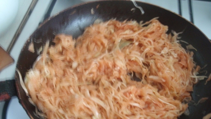 1. Этап. Картофельные котлеты с капустой постные: 2. Капусту мелко рубим, и вместе с томатной пастой и специями на растительном масле немного обжарим и тушим.