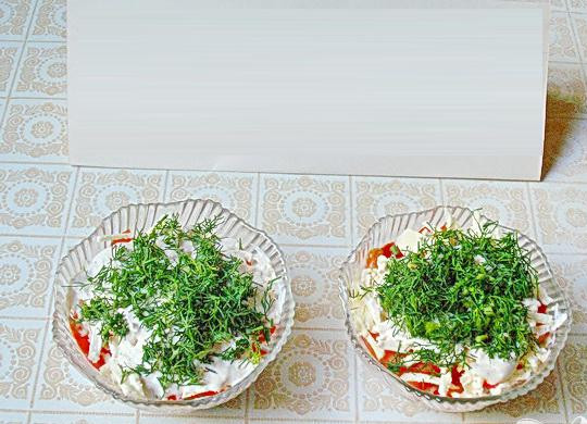 1. Этап. Закуска из кабачков Днестровская: 6. Смазываем заправкой слой брынзы. Помоем укроп, воде даем стечь, и мелко нарезаем. Нарезанным укропом посыпаем закуску.