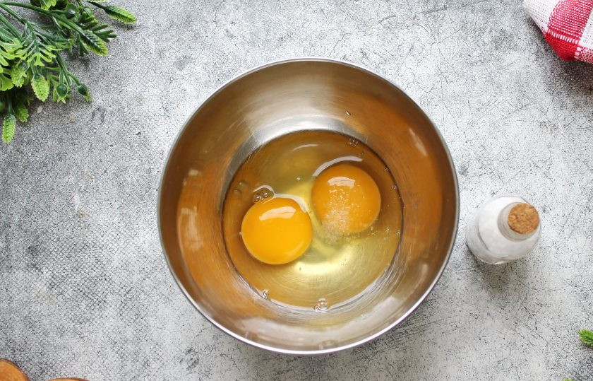 1. Этап. Шоколадные кексы из кокосовой муки: В миску разбейте яйца и добавьте щепотку соли.