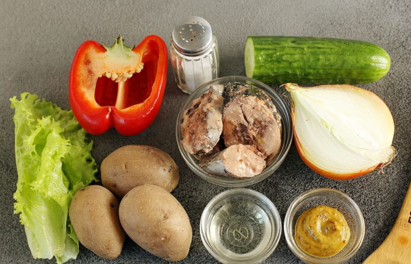 1. Этап. Диетический салат с консервированным тунцом: Подготовьте все ингредиенты. Салат выкладывайте слоями. Подойдет большая плоская тарелка или любой глубокий салатник. Каждый слой по необходимости подсаливайте по вкусу.