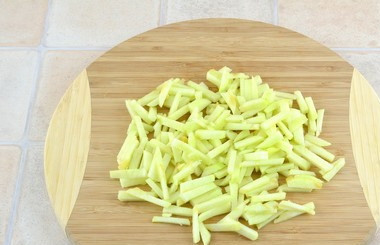 1. Этап. Салат Любимая женщина: Так же нарежьте яблоко