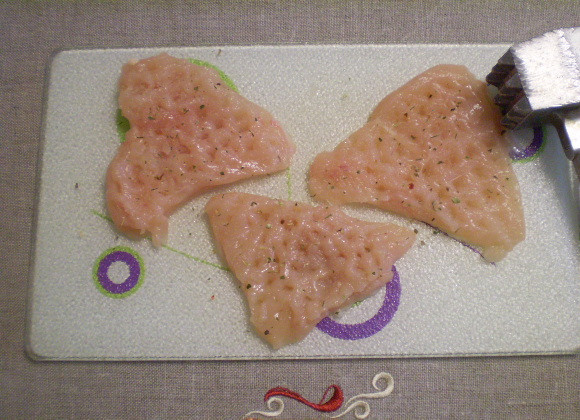 1. Этап. Куриные отбивные кусочками: Солим, посыпаем специями (я использовала итальянские травы).