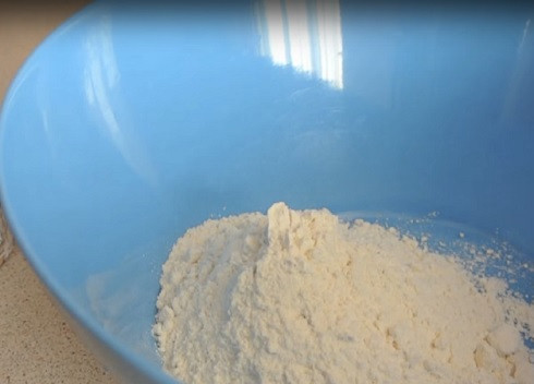 1. Этап. Кекс на сгущенном молоке: Смешаем муку с разрыхлителем и ванильным сахаром.