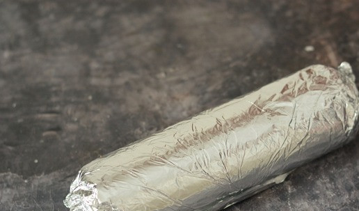 1. Этап. Рулет из утиного фарша с яйцом: Заверните рулет плотно в 2-3 слоя фольги.