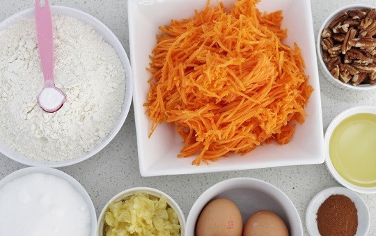 1. Этап. Mорковный тортик: 1. Начните процесс с того, что включите и разогрейте до 180 градусов духовку. Подготовьте все ингредиенты, которые вам потребуются.