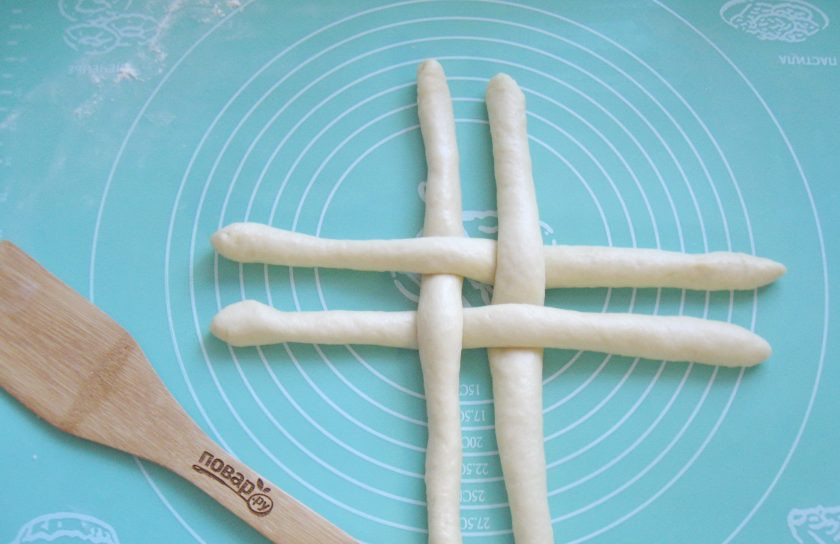 1. Этап. Плетеная булка: Сплетите крестообразно жгуты, как показано на фото.