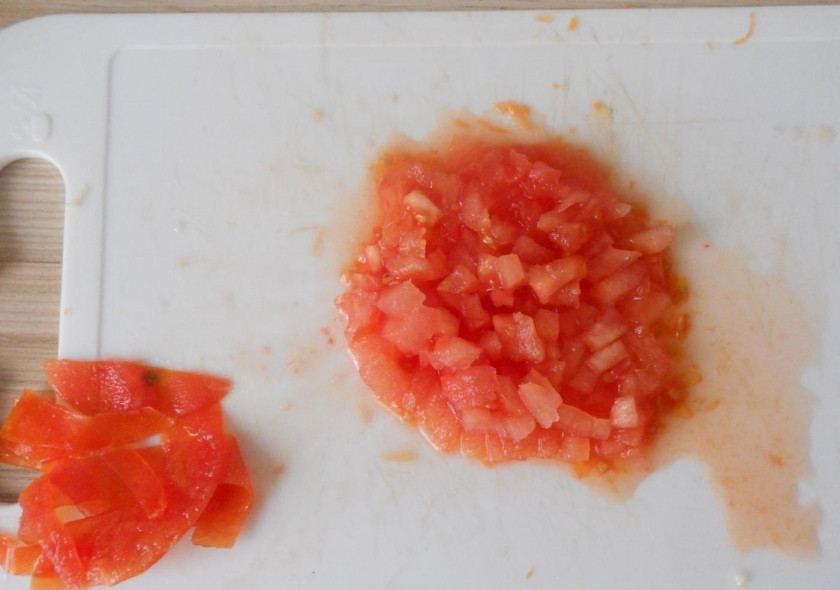 1. Этап. Макароны большие Ракушки с фаршем: 4. Помидор мою, острым ножом срезаю кожуру, мякоть измельчаю мелким кубиком.