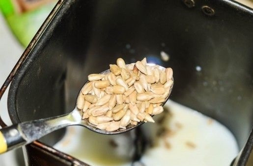 1. Этап. Домашний хлеб в хлебопечке: Теперь добавим обжаренные семечки.