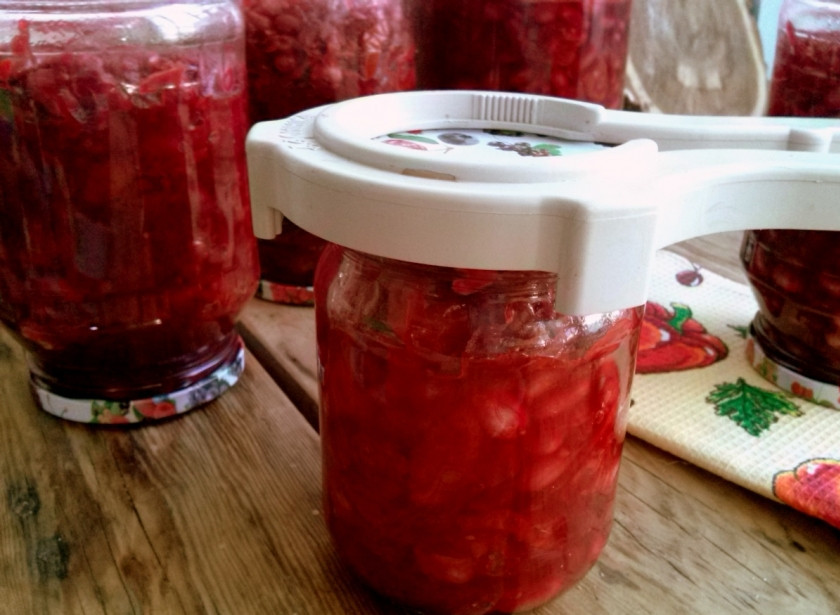 1. Этап. Салат Красный комиссар на зиму: Разложите салат в стерилизованные банки и закатайте крышки, переверните банки, остудите при комнатной температуре.