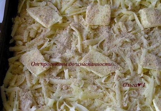 1. Этап. Пармантье с курицей и базиликом: Сверху выложите оставшуюся картофельную массу, тертый сыр, посыпьте сухарями и выложите еще кусочки масла.