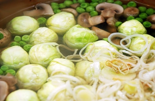 1. Этап. Овощной суп без картошки: 4. Минут через 10-12 добавьте брюссельскую капусту и лук. Для аромата можно использовать лавровый лист. Добавьте специи (при желании) и варите суп на среднем огне еще минут 15 (до готовности).