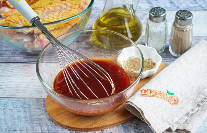 1. Этап. Куриные крылышки в меду: В миске соедините томатный соус, соевый соус, мед, оливковое масло, перемешайте.