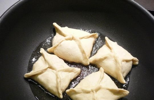 1. Этап. Конвертики с сыром: 8. На сковороде разогреть растительное масло и отправить туда конвертики. Жарить на среднем огне до золотистого цвета с двух сторон.