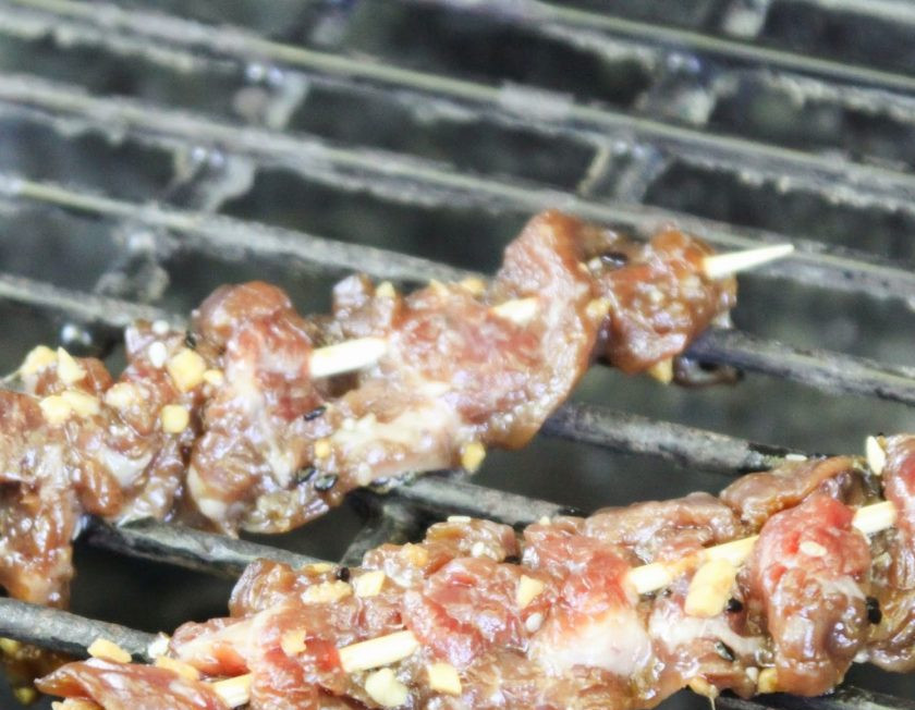 1. Этап. Шашлык гармошкой: 10. Обжарьте мясо на мангале или на гриле (5-6 минут с одной стороны и 1-2 минуты с другой).