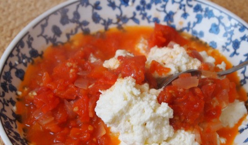 1. Этап. Постная лазанья: 4. Готовый соус из томатов разделите на три блюдца. В одну из порций добавьте рикотту и тертую моцареллу.