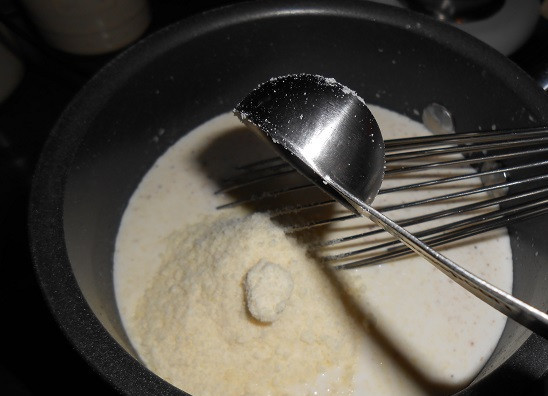 1. Этап. Лазанья с креветками: 7. Добавить соль, перец и мускатный орех по вкусу. Натертый на мелкой терке пармезан разделить пополам и одну часть всыпать в соус.