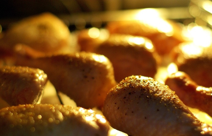 1. Этап. Куриные ножки в меду: Если вы готовите курочку в духовке, то запекаем ее в течении 30 минут при 200 градусах.