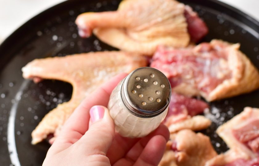 1. Этап. Утка с майонезом в духовке: Затем поперчите его.