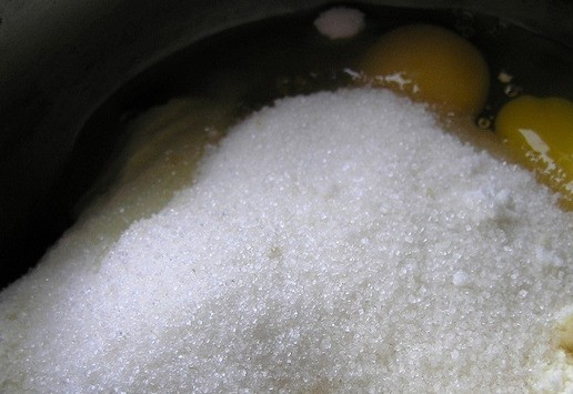 1. Этап. Праздничная кростата с зефиром: Для начинки соедините творог, сахар, соль, ванилин и яйца.