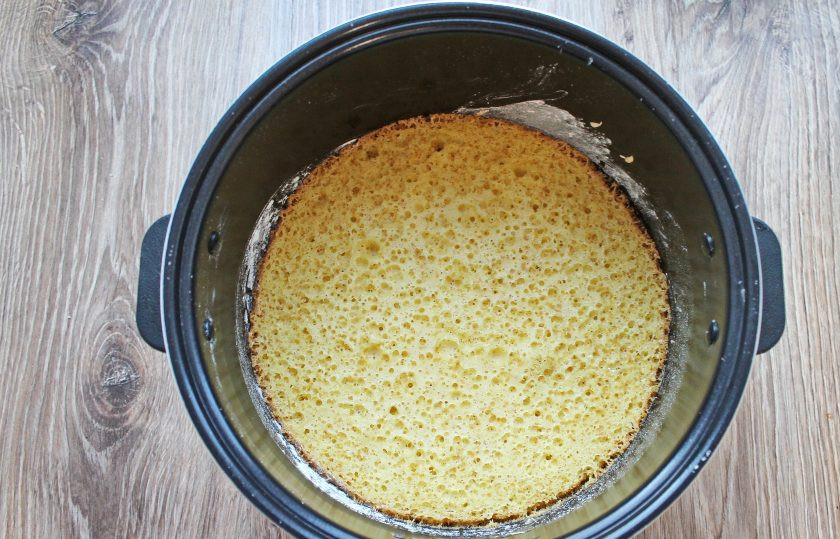 1. Этап. Торт Чародейка в мультиварке: После звукового сигнала дайте постоять бисквиту, не открывая, в течение 10 минут.