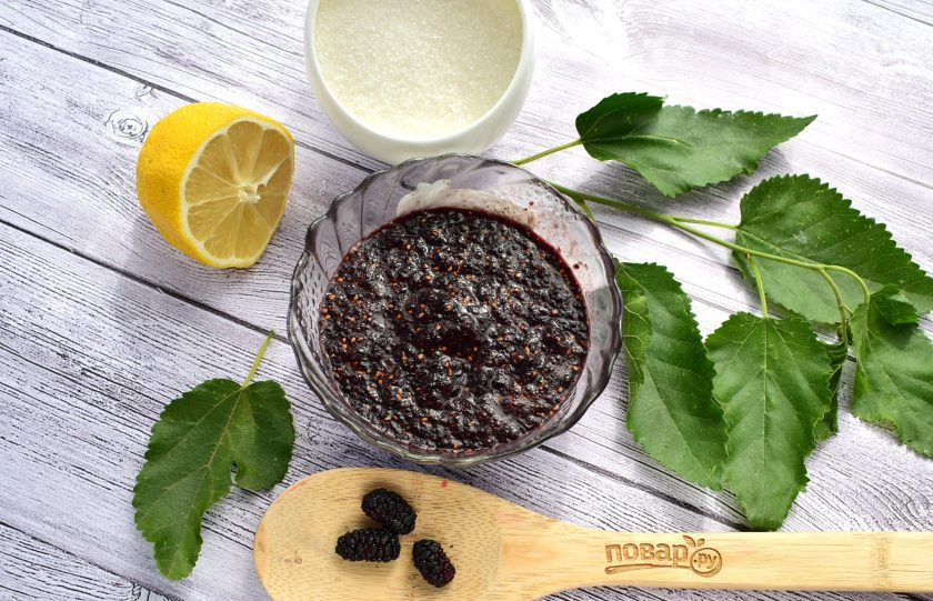 1. Этап. Повидло из шелковицы: 2. Протрите через сито или пробейте с помощью блендера.