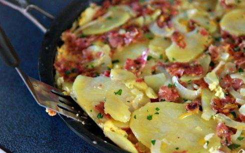 1. Этап. Тортильяс с салями и сыром: 5. Добавить 1 столовую ложку оливкового масла в ту же сковороду. Выложить смесь картошки. Готовить лепешки на очень слабом огне, пока яйцо не загустеет. Работая шпателем, следите, чтобы масса не прилипала к сковороде.