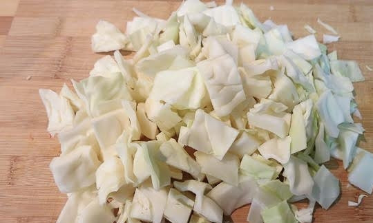 1. Этап. Борщ сибирский: 10. Нашинкуйте капусту и отправьте в кастрюлю вместе с фасолью.