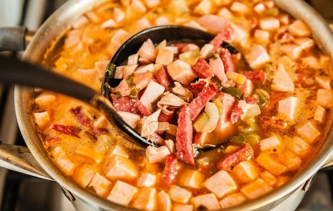 1. Этап. Селянка: Затем добавьте мясо и копчёности. Доведите суп до кипения.