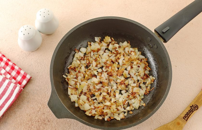 1. Этап. Сметанно-молочный соус: Обжарьте лук помешивая до полной готовности.