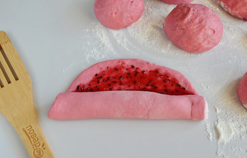 1. Этап. Плюшки Для любимых: Сверните лепешку рулетиком.