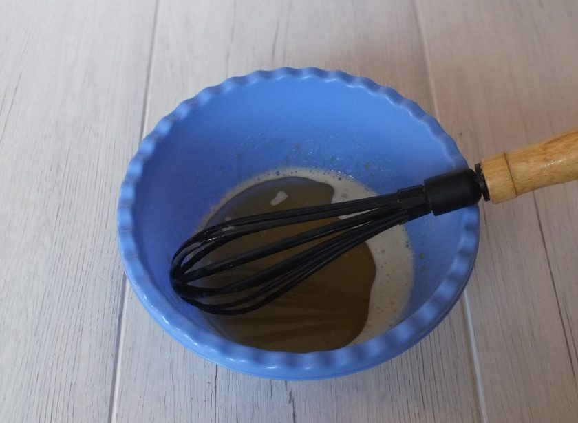 1. Этап. Корзиночки с фруктами и кремом: В чаше смешайте сахар, яйцо и растительное масло.