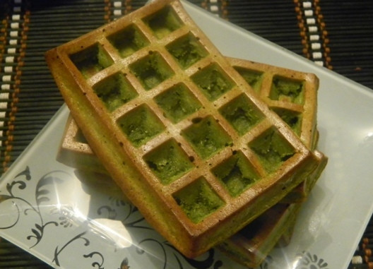 1. Этап. Диетические зеленые вафли с мороженым: Затем вафли необходимо перевернуть и снова отправить в духовку на 8 минут.
