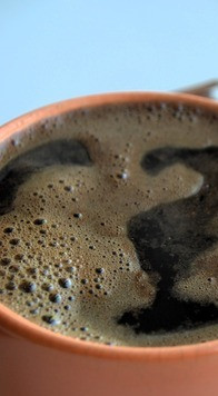 1. Этап. Кофе с апельсиновым соком: Готовый горячий кофе влить в кружку поверх апельсинового сока и подавать!