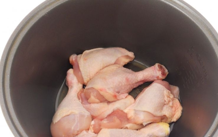 1. Этап. Гедлибже: Курицу промойте и обсушите. Готовьте её в режиме 