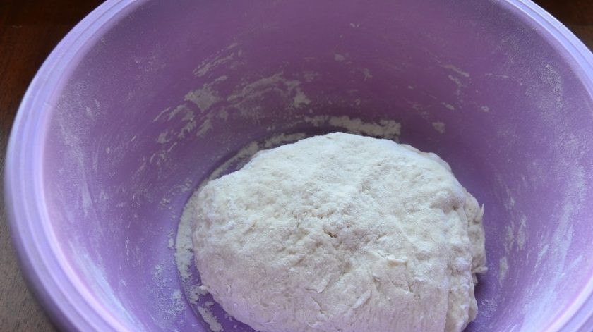 1. Этап. Хлеб обычный: Аккуратно вливайте воду к сухим ингредиентам, замешивая тесто руками.