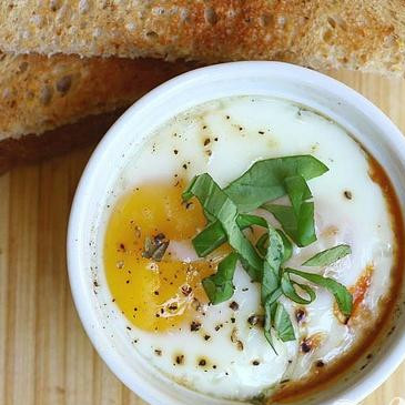 1. Этап. Запеченные яйца в томатном соусе: 7. Ломтики хлеба поджарить до золотисто-коричневого цвета и нарезать на треугольники. Украсить порции свежим базиликом, если необходимо, и сразу же подавать с тостами для погружения в желток и соус.