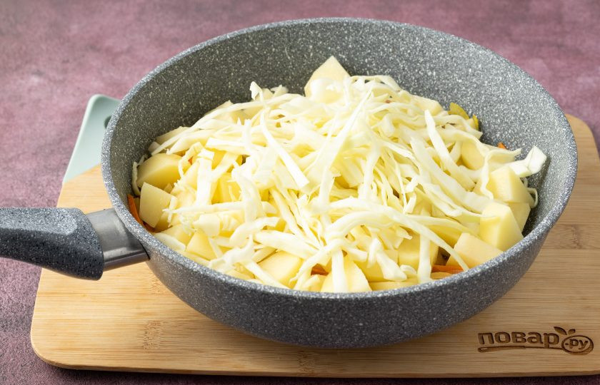 1. Этап. Рагу по-крестьянски: Добавьте картофель и капусту. Все перемешайте. Влейте горячую воду так, чтобы она наполовину покрывала овощи. Посолите и поперчите по вкусу. Накройте крышкой и тушите 15 минут.