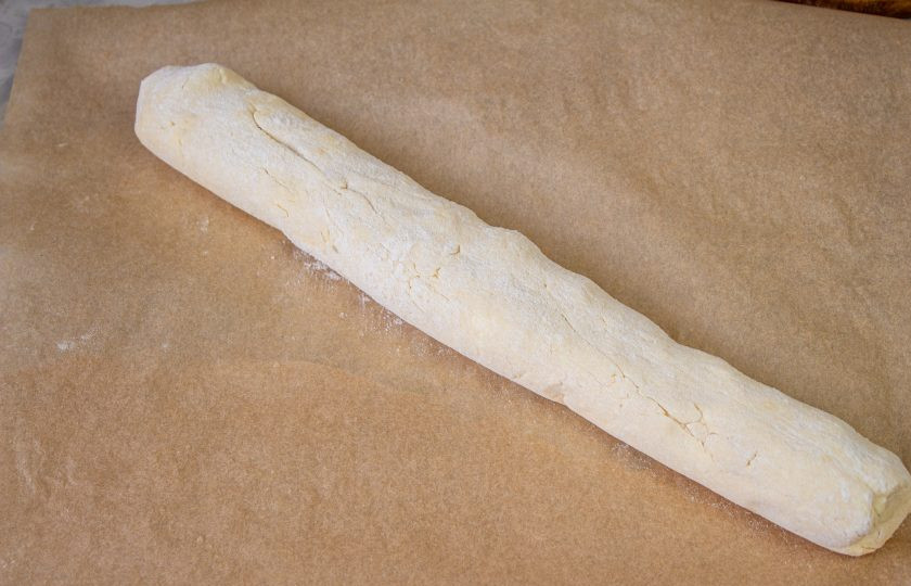 1. Этап. ПП пончики: Тесто раскатайте в колбаску.