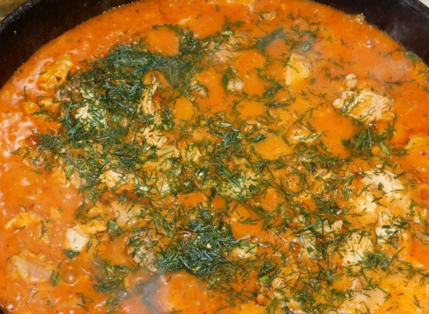 1. Этап. Томатная мясная подлива с грибами: Отдельно смешайте воду с мукой. Влейте к мясу. Добавьте обжаренные лук и морковь. По вкусу добавьте соль и специи. Все хорошо перемешайте. Доведите до кипения и посыпьте зеленью.