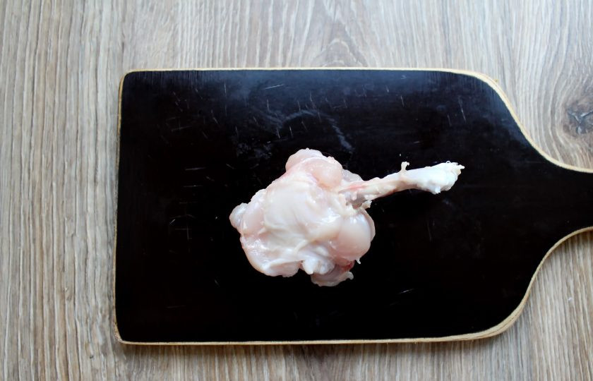 1. Этап. Куриные леденцы: Не повреждая кожу, срезайте мясо с кости, выворачивая кожей внутрь. В образовавшийся кармашек вложите куриное мясо, формируя шарик.