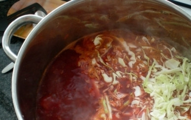 1. Этап. Борщ из конины: Мелко шинкуем капусту, добавляем её в кастрюлю с бульоном, когда картошка будет доведена до полуготовности (примерно минут через 10-15 после того, как мы ее отправили вариться).