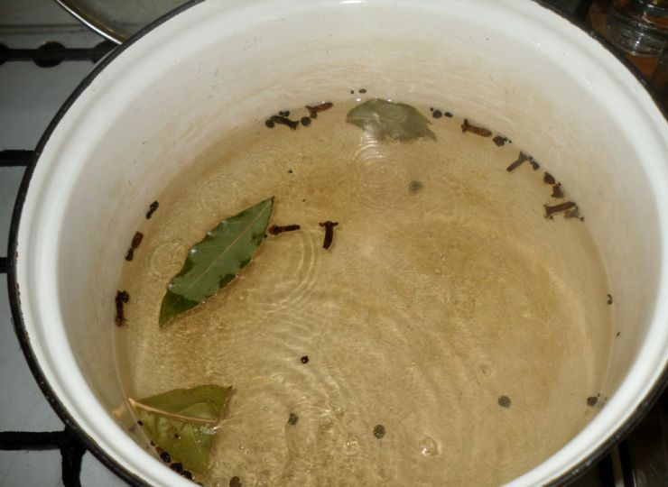 1. Этап. Маринованные опята с чесноком: Теперь займемся маринадом, в чистую кастрюлю наливаем литр воды, добавляем уксус, соль, сахар и специи. Ставим кастрюлю на огонь и доводим жидкость до кипения.