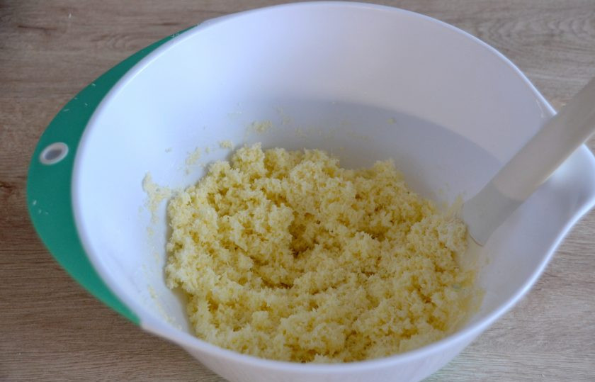 1. Этап. Пирожное Баунти: Смешайте до однородности.