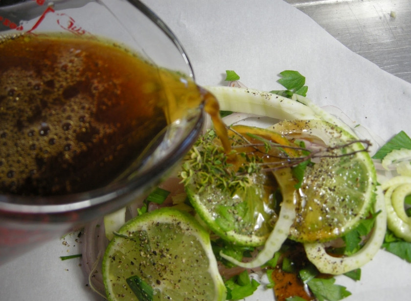 1. Этап. Запеченная форель кусочками: Одну или две столовые ложки соуса.