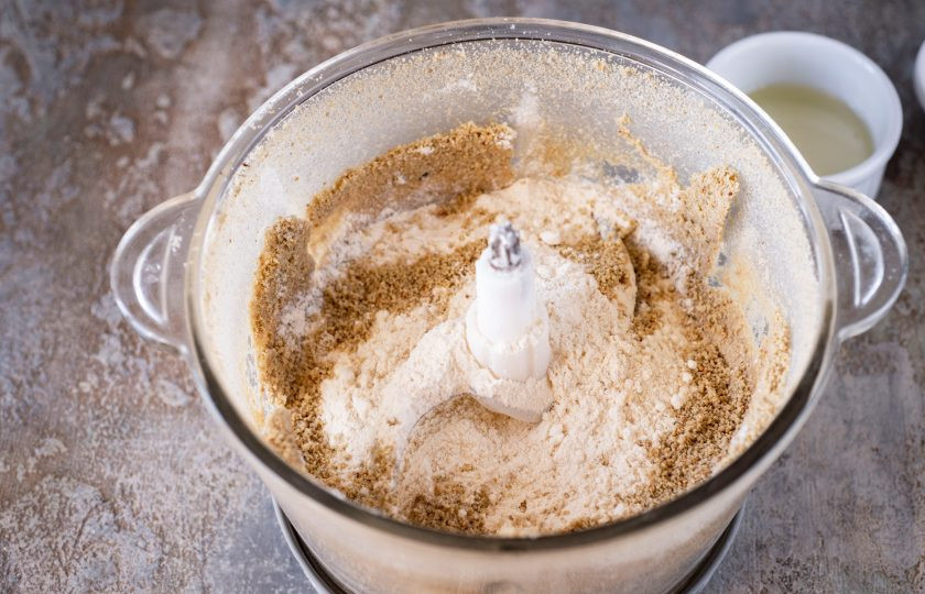 1. Этап. Домашняя халва: Добавьте муку со сковороды в чашу блендера и запустите блендер еще раз.