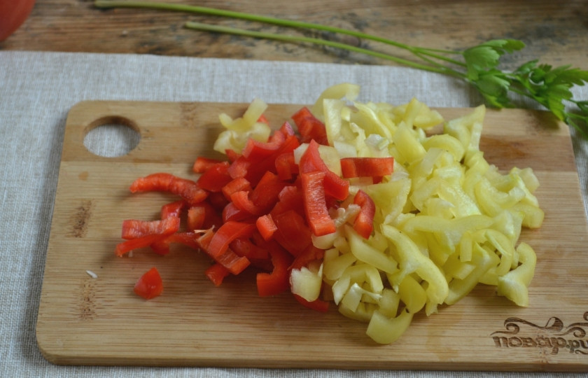 1. Этап. Икра кабачковая с перцем и помидорами: Перец разрежьте на четвертинки, удалите плодоножки и семена. Нарежьте соломкой.